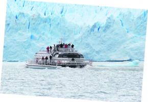 Le glacier Perito Moreno mesure 14 kilomètres de longueur et près de 80 mètres de hauteur émergée à son arrivée dans le lago Argentino.