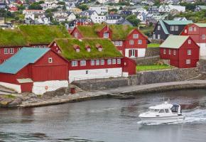 Tórshavn est connue pour ses toitures couvertes d’herbe. 123RF