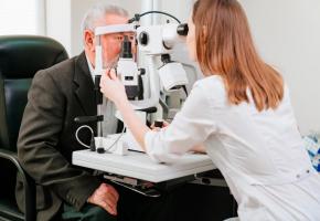 Un examen attentif de l’œil permet de dépister et traiter la maladie à un stade précoce, le plus souvent à l’aide de simples gouttes oculaires quotidiennes.  123RF