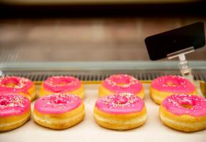 Le Lausannois Xavier Marra a ouvert son magasin de donuts en août dernier et remporte un joli succès depuis. PHOTOS MISSON-TILLE/DR