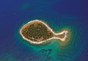 Près de 150 îles, îlots et récifs composent le fabuleux archipel des Kornati. La Croatie est aussi très appréciée pour ses criques aux eaux cristallines. Une visite de Dubrovnik s’impose. Tout réverbère la lumière sur les remparts et dans les ruelles marbrées de Dubrovnik. 