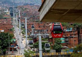 La ville de Medellin, en Colombie, a eu l'audace d'installer un téléphérique urbain en 2003 déjà. DR