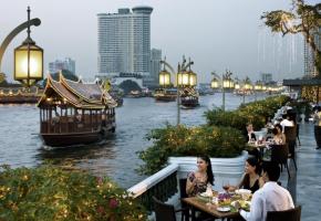 Le fleuve Chao Praya sépare Bangkok en deux.