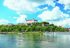 L’imposant château de Bratislava, capitale de la Slovaquie, surplombe avec majesté le Danube. PIXABAY
