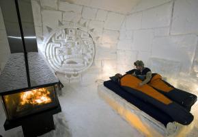 Le village de glace de Québec change chaque hiver de thématique. A Kemi (Finlande), les visiteurs peuvent loger au château de glace. Une chapelle de conte de fées à Lainio (Finlande). 