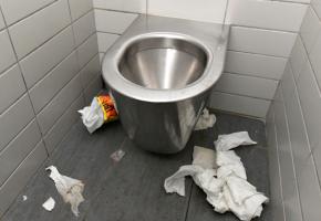 Certains usagers demeurent très indélicats. En médaillon, des toilettes turques appelées à disparaître. VERISSIMO