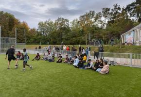 Deux buts de football sur un terrain herbeux, un fitness urbain, un terrain de basket et un autre terrain de football avec revêtement synthétique sont désormais à disposition. MISSON