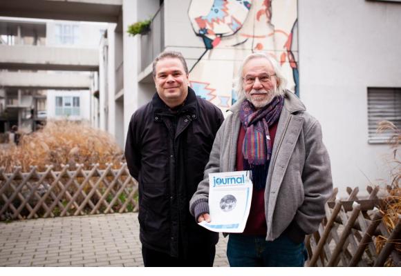 Christian Mühlheim et Gérald Progin, membre du comité rédactionnel, avec la première édition du Journal de Prélaz. MISSON