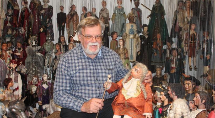 Pierre Droin, le directeur du Théâtre  des marionnettes de Salzbourg,  dans sa caverne d’Ali Baba. DW