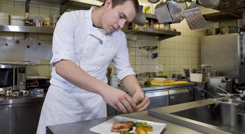 Alain Monnier, 18 ans, est en 3e année d’apprentissage au Café Restaurant de l’Union «Chez Marco» à Savigny.