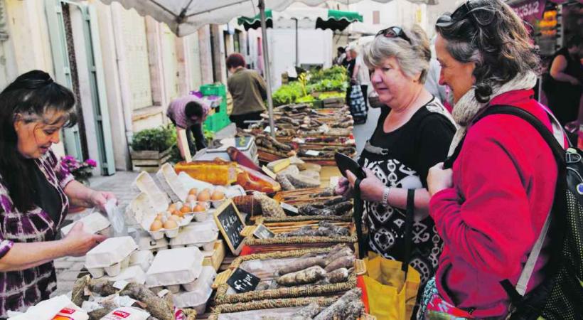 Une halte sur les marchés locaux pour goûter aux produits du terroir.
