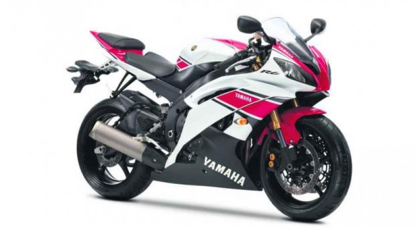 YAMAHA YZF-R6 50TH ANNIVERSARY • Bon anniversaire Yamaha! 50 ans servent de prétexte à sortir une série de motos commémoratives, dont cette 600 brillante.