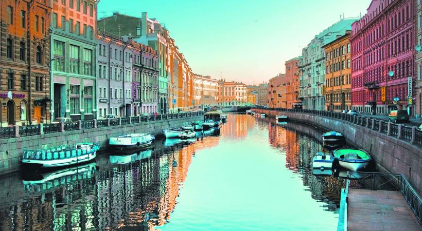 Pendant les nuits blanches ou tout au long de l’année, Saint-Pétersbourg est la véritable vitrine de la Russie.