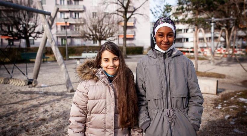Lawthar, 12 ans, et Afifa, 13 ans, font partie de l’équipe de Malley en Fête, qui a mis en place le projet Une course pour une histoire. MISSON 