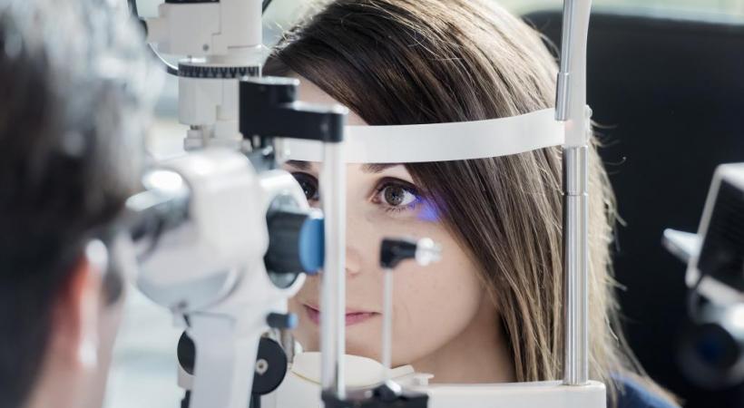Un examen attentif de l’œil permet de dépister et traiter la maladie à un stade précoce. DR