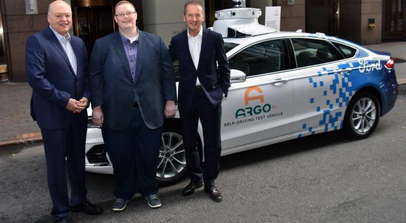 Le président et PDG de Ford Jim Hackett, celui d’Argo AI Brian Salesky et le CEO de Volkswagen Herbert Diess ont signé un accord de participation. DR