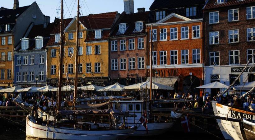  Nyhavn, avec ses maisons aux couleurs vives et ses terrasses. KIM WYON / OT COPENHAGUE