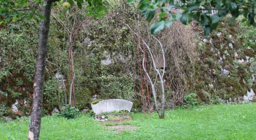 Balthus repose dans le jardin de la chapelle dédiée à sa mémoire dans le petit village de Rossinière. DR