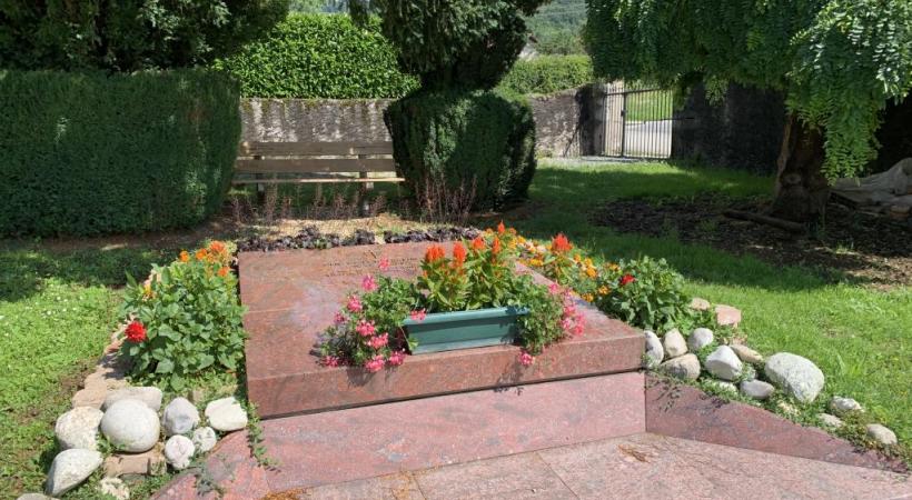 La tombe de Peter Ustinov jouxte l’entrée nor d du du petit cimetière de Bursins. PHK
