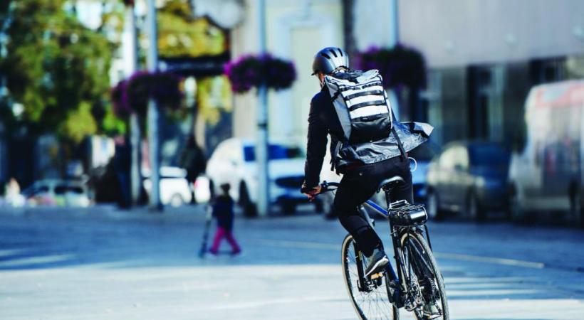 Pratique pour les trajets entre son domicile et son travail, le vélo électrique s’est popularisé en ville. 123RF