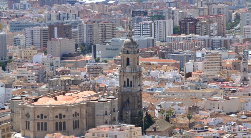  La cathédrale Santa Maria de Palma de Majorque (la Seu) vue depuis le Parc de la Mar. Passeig del Born, promenade ombragée de Palma. Le château du Gibralfaro, Málaga. Plage au centre de Málaga..