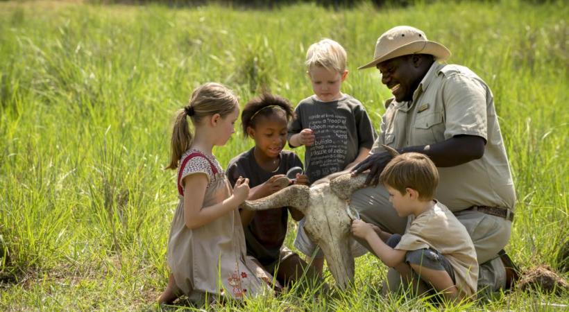  Les enfants sont très attentifs aux explications des guides spécialement formés pour les safaris en famille. 