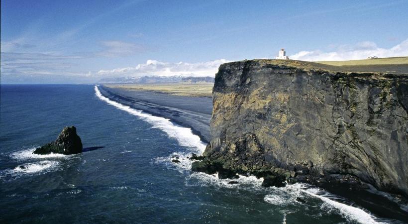 Le cap de Dyrholaey est la pointe la plus méridionale de l’Islande. KONTIKI Une géologie complexe confère à l’île ses incroyables couleurs. KONTIKI La Heimaklettur est le point culminant  de l’île de Heimaey. BERNARD PICHON Godafoss mesure 12 mètres de haut et 30 de large. KONTIKI 