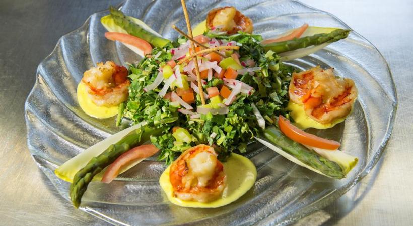 Salade de dent-de-lion aux pointes d’asperges vertes et queues de crevettes géantes sauce curry 