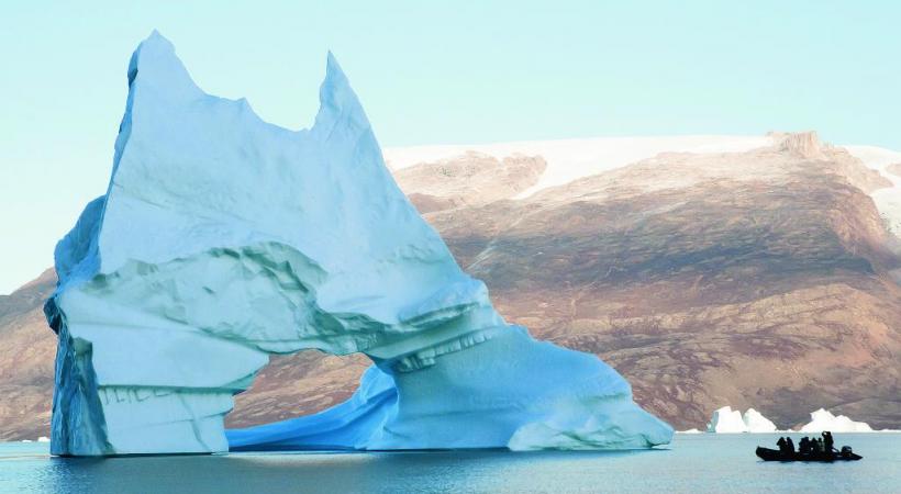 En zodiac devant l’iceberg. 