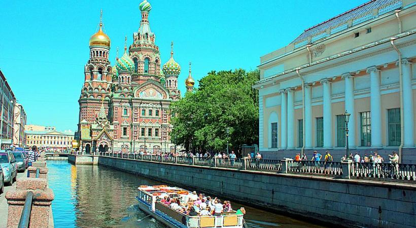 La cathédrale Saint-Sauveur et le canal Griboïedov à Saint-Pétersbourg. La cathédrale Saint-Sauveur et le canal Griboïedov à Saint-Pétersbourg. 
