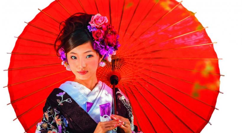 Japonaise vêtue du costume traditionnel. 