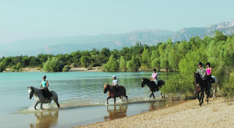 Le lac de Ste-Croix se prête bien à la pratique des sports équestres.
