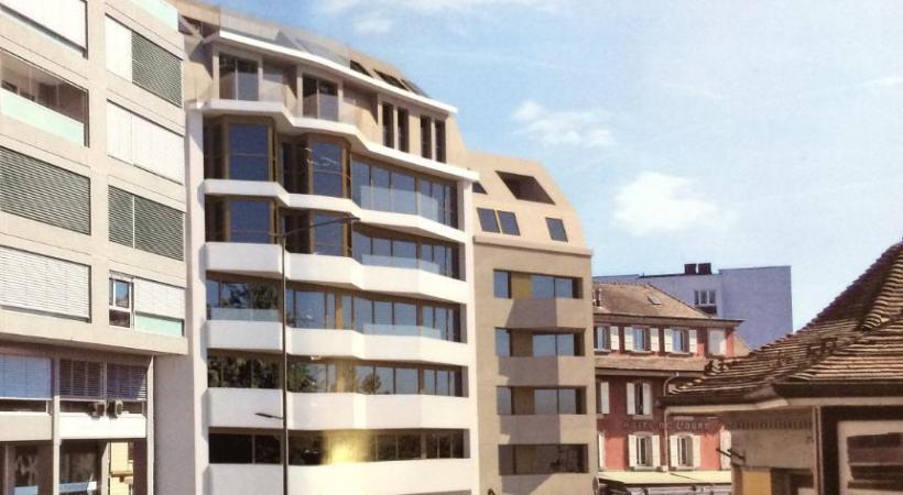 Entre le garage et l’Hôtel de l’Ours, la société immobilière STM prévoit d’encastrer un immeuble impliquant la démolition partielle de l’Hôtel. MISSON 