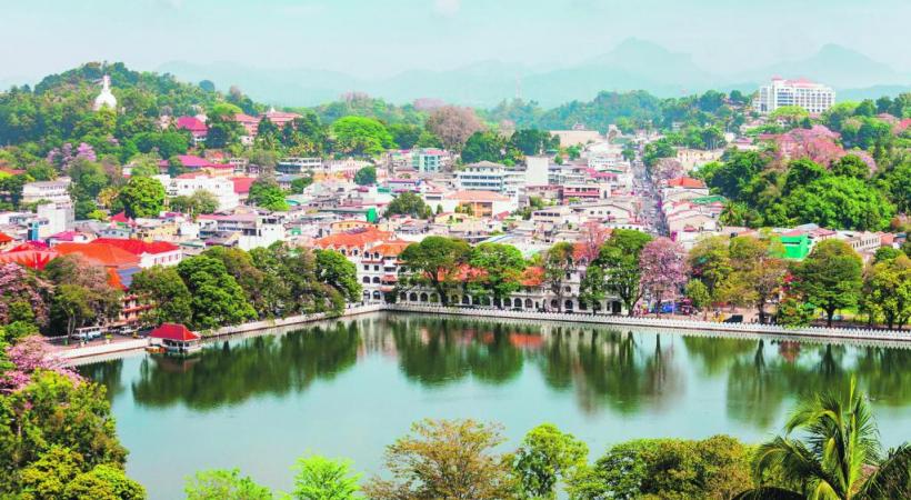 Ville sacrée abritant le fameux temple de la Dent, Kandy se distingue par son lac, qui en est la carte de visite. 123RF/ SAIKO3P 