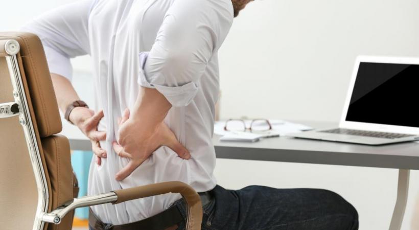 La douleur dorsale est un des principaux signes de hernie discale lombaire. SHUTTERSTOCK