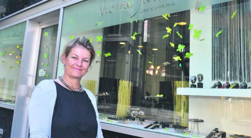Grande gagnante de la plus belle vitrine lausannoise 2103, l'Orfèvrerie Yvonne Julier, rue Neuve, avec sa directrice Yvonne Julier. 